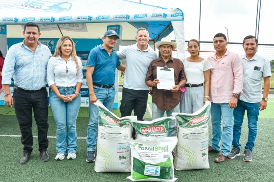 571 pequeños productores arroceros recibieron kits de fertilizantes en Daule