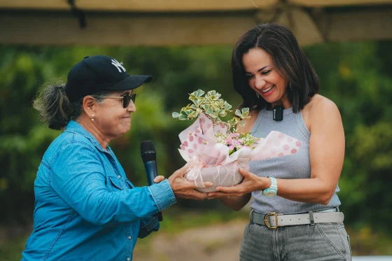 La entrega gratuita de plántulas decacao beneficia a pequeñasagricultoras de Mariscal Sucre