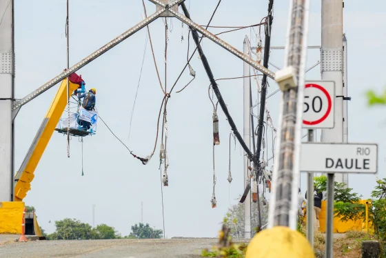Prefectura del Guayas inició el desmontaje técnico del puente Gonzalo Icaza Cornejo, que colapsó en marzo pasado, en el cantón Daule