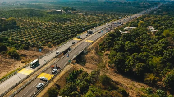 Conductores de más de 15.000 vehículos se movilizan a diario por la vía Nobol-La Cadena, ampliada por la Prefectura del Guayas como parte del fortalecimiento de la conectividad con Manabí