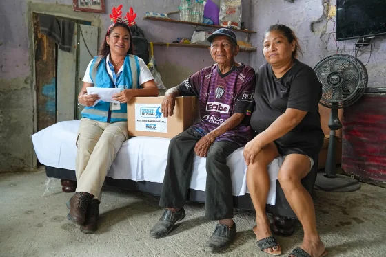 Equipo de la Dirección de Vinculación de la Prefectura del Guayas viajó hasta una zona rural de Puerto El Morro, para entregar asistencia médica y ayudas técnicas a quien sería el hombre más longevo del mundo