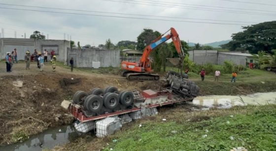 Con taponamiento temporal de estero y medidas de contención, la Prefectura del Guayas atiende de manera inmediata, la emergencia reportada por derrame cerca del río Daule