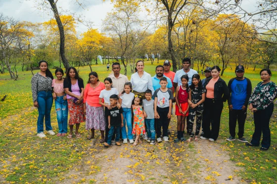 Desarrollo turístico de Lomas de Sargentillo es impulsado por la Prefecta Marcela Aguiñaga, durante el florecimiento de guayacanes