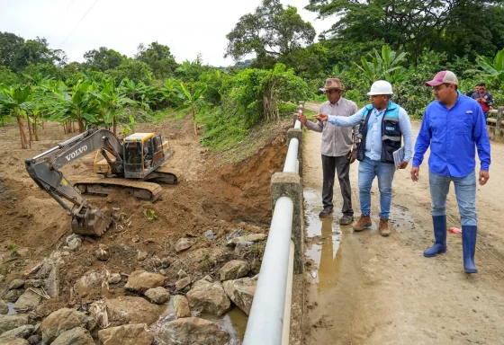 Acción conjunta de Prefectura del Guayas, con Municipio de Paján y GAD Parroquial de Guale, en Manabí, permite atender emergencia por socavones que amenazaban comunicación entre ambas provincias