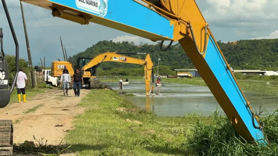 Ante la alerta roja por las lluvias, la Prefectura del Guayas se movilizó a puntos críticos, para proteger a la población y a la producción