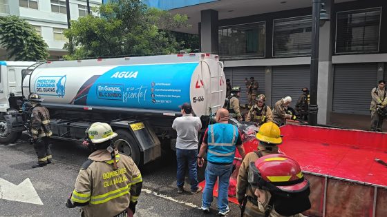 Apoyo logístico inmediato es desplegado por la Prefectura del Guayas, ante incendio reportado en edificio del centro de Guayaquil