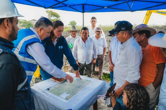 Durante supervisión técnica de obra de ampliación a 4 carriles, de la vía concesionada La Aurora–La T de Las Maravillas, la Prefecta Marcela Aguiñaga pone en marcha proyecto hidráulico clave, en el cantón Salitre