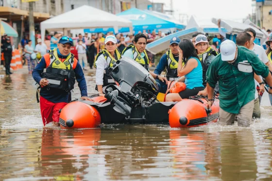 Emergencia en Milagro: Prefecta Marcela Aguiñaga lideró amplio despliegue institucional en territorio, para asistir a más de 1.000 familias damnificadas por inundaciones, con kits de alimentos, colchones, toldos, brigadas médicas, veterinarias y de fumigación