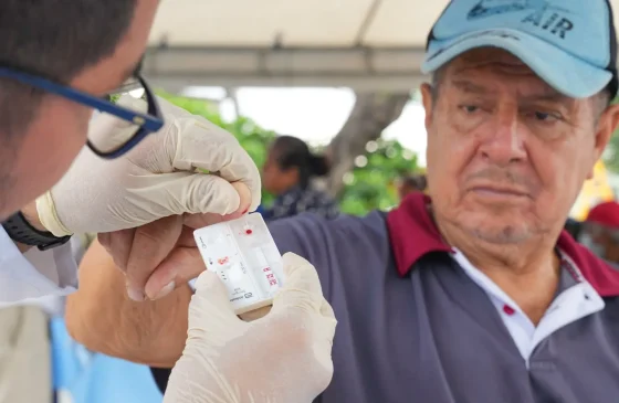 En el suroeste de Guayaquil, Brigadas Médicas de la Prefectura del Guayas, arrancaron campaña para identificar casos de dengue mediante la aplicación de pruebas rápidas