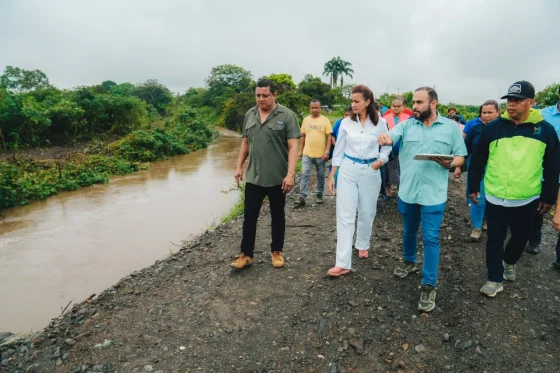 Intervenciones para fortalecer la infraestructura y reducir riesgos de inundaciones, en el cantón Milagro, son inspeccionadas por la Prefecta Marcela Aguiñaga, como parte de acciones preventivas ante el invierno