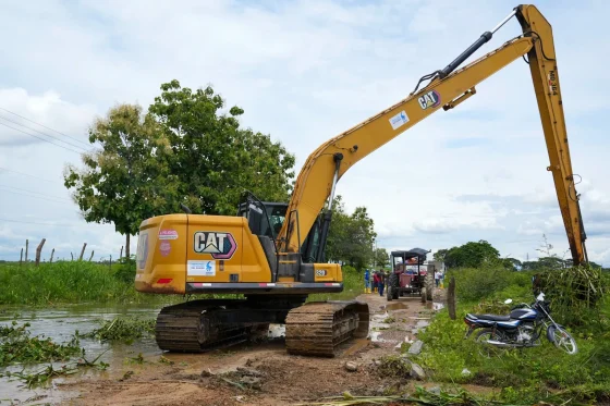 Para evacuar las aguas en zonas rurales de Durán, afectadas por inundaciones, la Prefectura del Guayas junto a industrias camaroneras acelera intervenciones en canales y esteros
