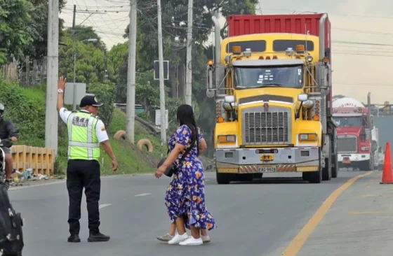 Por iniciativa de la Prefectura del Guayas, en coordinación con otras instituciones, se instalará señalización, semáforo y bahía de buses, en el km 26 de la vía a Daule, zona con alto reporte de siniestros
