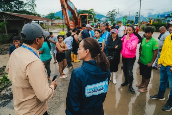 Prefecta Marcela Aguiñaga lidera en territorio, la emergencia reportada en “La Matilde”, cantón El Triunfo, tras el desbordamiento del río Chilcales que causó afectaciones en viviendas y la vialidad primaria