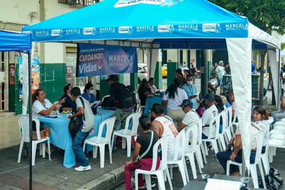 Prefectura del Guayas despliega atención integral con brigadas médicas, tanqueros, maquinaria y personal técnico especializado, ante el incendio ocurrido en el centro de Guayaquil
