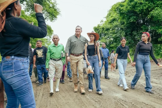 Prefectura del Guayas ejecuta reconformación vial en La Paz que beneficia a cuatro recintos de Santa Lucía