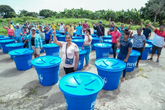 “María Angélica nunca más será un recinto olvidado”: Prefectura del Guayas entrega kits de Agua Segura casa por casa en Salitre