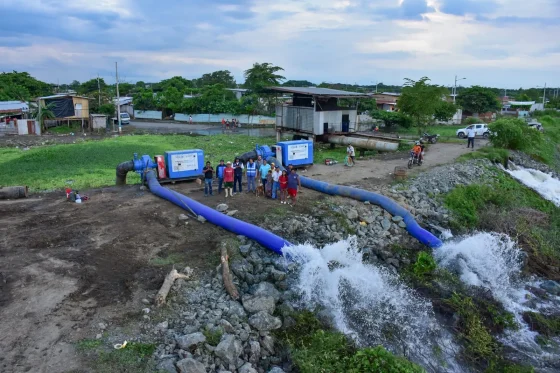 En Milagro, el nivel del agua desciende considerablemente en zonas afectadas por inundaciones, tras la instalación de una segunda bomba de gran caudal y la limpieza de canales gestionados por la Prefectura del Guayas
