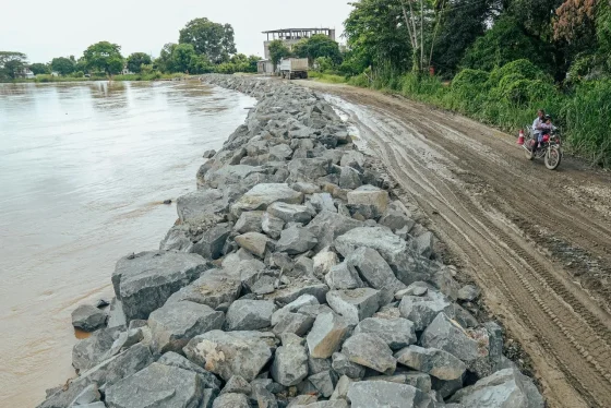 En Salitre, la Prefectura del Guayas protege la ribera del río Vinces para mitigar inundaciones en varios sectores