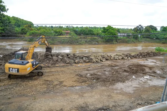 En Simón Bolívar, la Prefectura del Guayas protege la ribera del río Los Amarillos, con el refuerzo estructural de un muro para mitigar inundación en el sector Casa para Todos