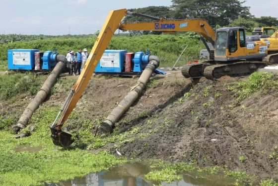 En dos días de trabajo ininterrumpido en el cantón Milagro, las bombas de agua instaladas por la Prefectura del Guayas, evacuaron el equivalente a 78 piscinas olímpicas
