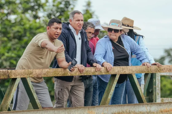 Prefectura del Guayas atiende socavón en acceso al puente del río Paují para evitar incomunicación de recintos en Naranjal