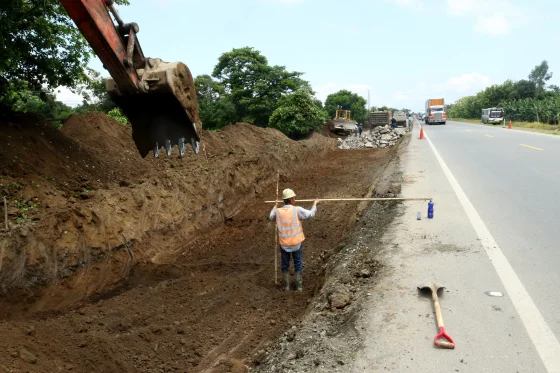 Prefectura del Guayas ejecuta obra de ampliación en la vía Durán–Jujan, del km 40 al 50, afectado por inundaciones