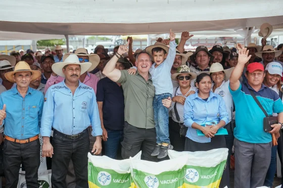 Prefectura del Guayas entrega alimento para semovientes a 460 ganaderos de Samborondón y Jujan.