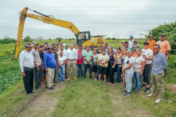 Prefectura del Guayas limpia canal en Barranca Central, Samborondón, para recuperar el flujo de agua y proteger cultivos arroceros