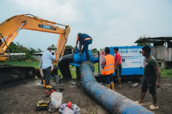 Promesa cumplida de la Prefecta Marcela Aguiñaga: En Milagro, el Gobierno Provincial del Guayas instala bomba de agua de gran caudal, para drenar sectores inundados ante las fuertes lluvias