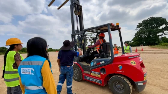 Con capacitaciones para operar maquinaria pesada y agrícola, la Prefectura impulsa la profesionalización de 60 mujeres de zonas rurales en Guayas