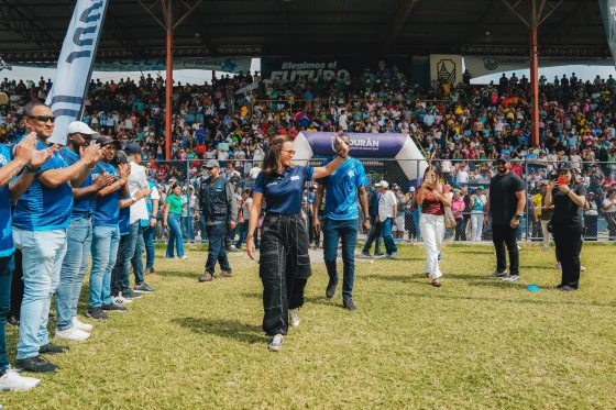 «Defiendan las Escuelas de Fútbol como su vida misma, son de ustedes»: El llamado de la Prefecta Marcela Aguiñaga en la inauguración del II Intercantonal, con más de 3.000 asistentes en Durán