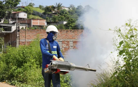 “Fumigación Integral” de Prefectura del Guayas por aumento de casos de dengue: Brigadas van a zonas periféricas de Guayaquil, con desbroce y acciones preventivas