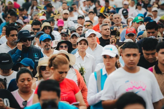 “Hoy pedimos por un Ecuador de paz, de reconciliación y de perdón”: El mensaje de la Prefecta Marcela Aguiñaga durante la Procesión del Cristo del Consuelo 2026