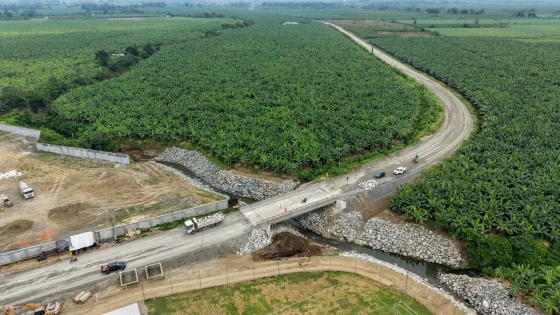 Nueva vía Simón Bolívar-Lorenzo de Garaicoa con 85% de avance, incluye la construcción de un puente de hormigón resistente a sismos e inundaciones