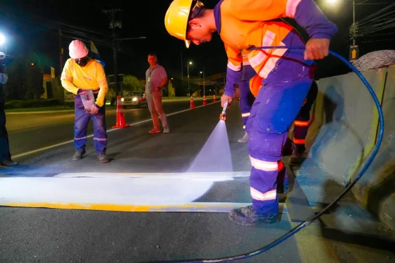 Prefectura del Guayas inicia trabajos de mejora en señalización de la vía La Aurora-Samborondón, como medida temporal para salvaguardar a los usuarios