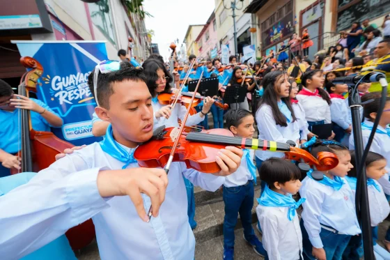 Histórica reunión de arte y cultura en la «Serenata a Guayaquil» de la Prefectura del Guayas congregó por primera vez a más de 300 jóvenes en homenaje a la ciudad