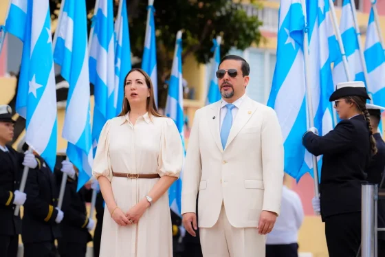 La Prefectura del Guayas rinde homenaje a Guayaquil en sus 491 años de Fundación, con una ofrenda floral en la emblemática Plaza Colón, en las faldas del Cerro Santa Ana