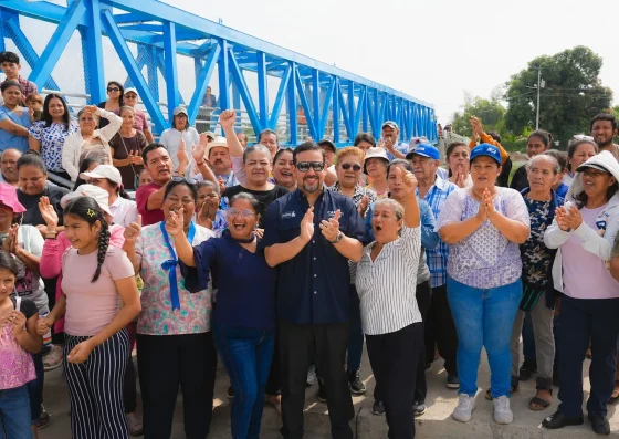 Prevención ante el invierno: Prefecto Carlos Encalada entrega puente peatonal de 55 metros sobre el río Chimbo, en Yaguachi, conectando vidas y protegiendo la producción