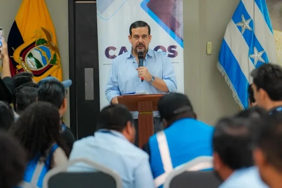 Con un ejercicio de simulación, junto a personal técnico y administrativo del Gobierno Provincial, el prefecto Carlos Encalada midió tiempos de respuesta y atención ante inundaciones, en Guayas