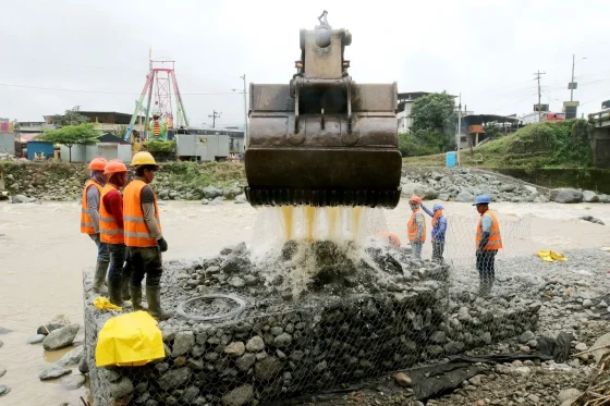 Prefecto Carlos Encalada lidera el despliegue simultáneo de más de 150 máquinas, en Guayas, para limpiar drenajes, proteger la conectividad y prevenir riesgos ante El Niño