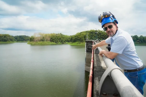 «No hay apertura de compuertas en Daule-Peripa»: Prefecto Carlos Encalada visita el embalse y confirma que sus niveles son normales