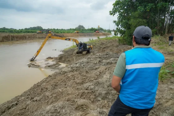 Maquinaria de Prefectura del Guayas, trabaja de forma simultánea y prioritaria en Balao: Técnicos levantaron 8 kilómetros de muros de contención en puntos estratégicos del cantón, para contener crecientes del río y mitigar efectos de El Niño