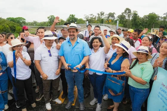 Tras 25 años de espera, en Isidro Ayora, el prefecto Carlos Encalada entrega el nuevo puente sobre el río Bachillero, diseñado para resistir las crecientes durante época lluviosa