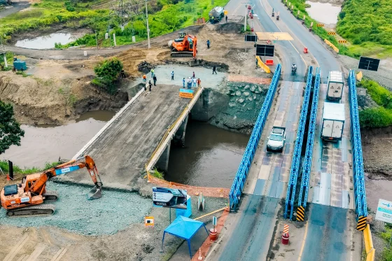 Instalación de Puente Delta en Churute: Este domingo 25 de octubre, se restringirá en paso vehicular de 11:00 a 13:00 en la vía Puerto Inca – Naranjal, por la colocación de cuatro vigas metálicas de 40 metros