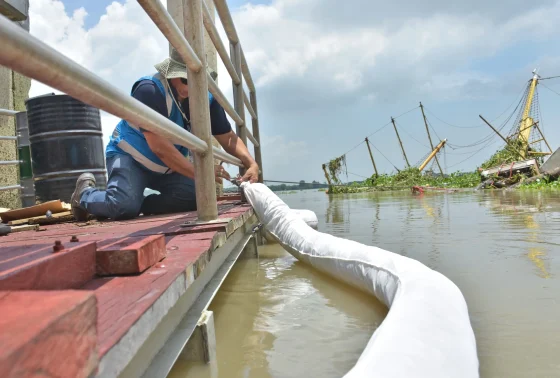 Prefecto del Guayas dispuso despliegue de barreras especiales, con capacidad para absorber combustible, tras el hundimiento del buque turístico Morgan, en Guayaquil