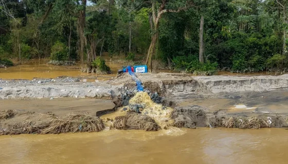 Ante inundaciones reportadas en Guayas, el prefecto Carlos Encalada dispuso trabajos ininterrumpidos para activar una bomba de drenaje en Balao, intervenir un puente afectado y fortalecer muros en Tenguel